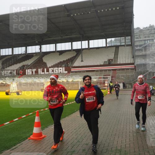 07.12.2025 - St. Pauli X-Mass-Run No. 15 Fabian Wolf http://msf.ph/oto/9372756 07.12.2025 10:11:27 Ziel 1969, 3354, 3815, 4499, 4525, 4659, 4661, 4662 meine-sportfotos.de