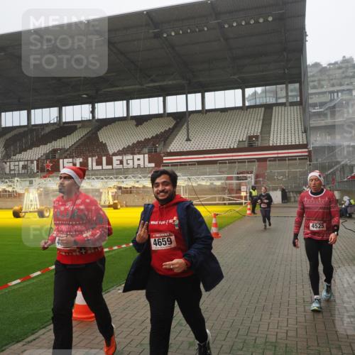 07.12.2025 - St. Pauli X-Mass-Run No. 15 Fabian Wolf http://msf.ph/oto/9372758 07.12.2025 10:11:27 Ziel 1969, 3354, 3815, 4499, 4525, 4659, 4661, 4662 meine-sportfotos.de