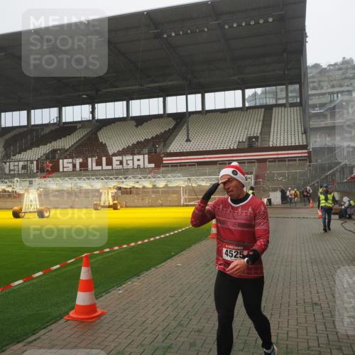 07.12.2025 - St. Pauli X-Mass-Run No. 15 Fabian Wolf http://msf.ph/oto/9372762 07.12.2025 10:11:29 Ziel 1969, 3354, 4499, 4525, 4659, 4661, 4662 meine-sportfotos.de