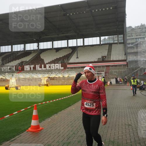 07.12.2025 - St. Pauli X-Mass-Run No. 15 Fabian Wolf http://msf.ph/oto/9372763 07.12.2025 10:11:29 Ziel 1969, 3354, 4499, 4525, 4659, 4661, 4662 meine-sportfotos.de