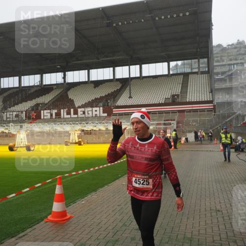 07.12.2025 - St. Pauli X-Mass-Run No. 15 Fabian Wolf http://msf.ph/oto/9372764 07.12.2025 10:11:30 Ziel 1969, 3354, 4499, 4525, 4659, 4661, 4662 meine-sportfotos.de