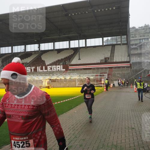07.12.2025 - St. Pauli X-Mass-Run No. 15 Fabian Wolf http://msf.ph/oto/9372770 07.12.2025 10:11:31 Ziel 1969, 3354, 4499, 4525, 4659, 4661, 4662 meine-sportfotos.de