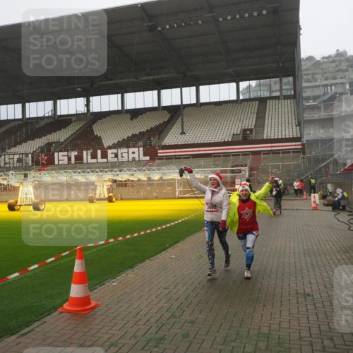 07.12.2025 - St. Pauli X-Mass-Run No. 15 Fabian Wolf http://msf.ph/oto/9372784 07.12.2025 10:11:38 Ziel 670, 2909, 3085, 3909, 4659, 4662 meine-sportfotos.de