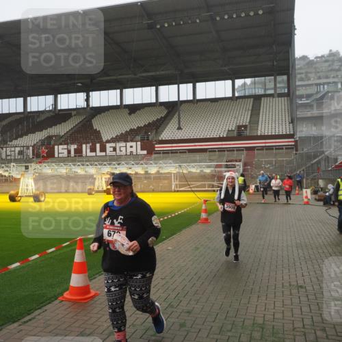 07.12.2025 - St. Pauli X-Mass-Run No. 15 Fabian Wolf http://msf.ph/oto/9372800 07.12.2025 10:11:44 Ziel 670, 2906, 2909, 3085, 3761, 3767, 3909 meine-sportfotos.de