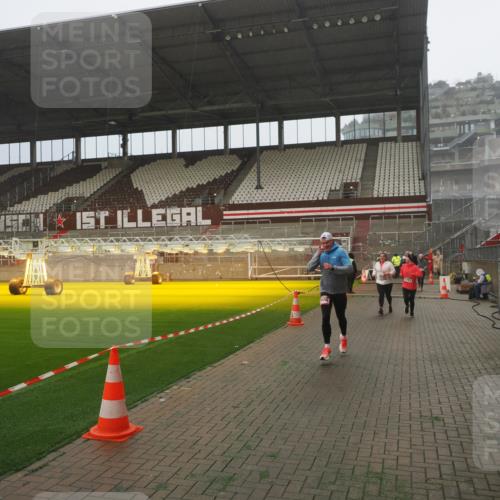 07.12.2025 - St. Pauli X-Mass-Run No. 15 Fabian Wolf http://msf.ph/oto/9372814 07.12.2025 10:11:48 Ziel 670, 1687, 2906, 2909, 3085, 3761, 3767, 3909, 3932, 3935 meine-sportfotos.de