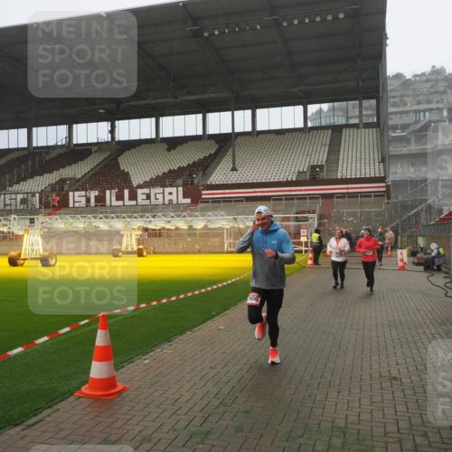 07.12.2025 - St. Pauli X-Mass-Run No. 15 Fabian Wolf http://msf.ph/oto/9372817 07.12.2025 10:11:49 Ziel 670, 1687, 2906, 2909, 3085, 3761, 3767, 3909, 3932, 3935 meine-sportfotos.de