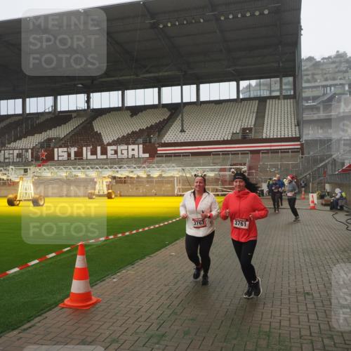 07.12.2025 - St. Pauli X-Mass-Run No. 15 Fabian Wolf http://msf.ph/oto/9372830 07.12.2025 10:11:52 Ziel 670, 1687, 1688, 2906, 2909, 3085, 3761, 3767, 3909, 3932, 3935 meine-sportfotos.de