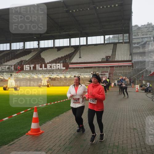 07.12.2025 - St. Pauli X-Mass-Run No. 15 Fabian Wolf http://msf.ph/oto/9372832 07.12.2025 10:11:52 Ziel 670, 1687, 1688, 2906, 2909, 3085, 3761, 3767, 3909, 3932, 3935 meine-sportfotos.de