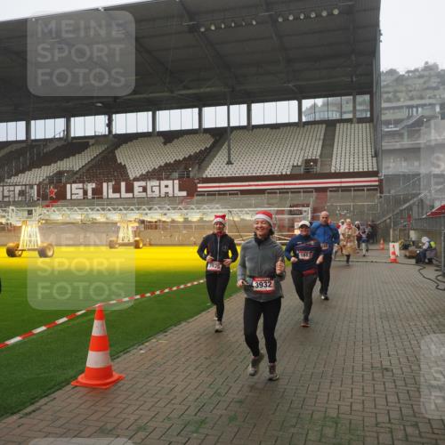 07.12.2025 - St. Pauli X-Mass-Run No. 15 Fabian Wolf http://msf.ph/oto/9372840 07.12.2025 10:11:57 Ziel 756, 1687, 1688, 1833, 2177, 2906, 3761, 3767, 3870, 3932, 3935 meine-sportfotos.de