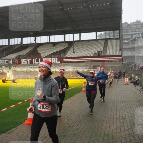 07.12.2025 - St. Pauli X-Mass-Run No. 15 Fabian Wolf http://msf.ph/oto/9372844 07.12.2025 10:11:58 Ziel 756, 1389, 1687, 1688, 1833, 2177, 2906, 3761, 3767, 3870, 3932, 3935 meine-sportfotos.de
