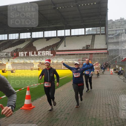 07.12.2025 - St. Pauli X-Mass-Run No. 15 Fabian Wolf http://msf.ph/oto/9372846 07.12.2025 10:11:58 Ziel 756, 1389, 1687, 1688, 1833, 2177, 2906, 3761, 3767, 3870, 3932, 3935 meine-sportfotos.de