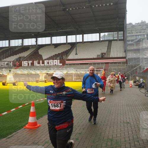 07.12.2025 - St. Pauli X-Mass-Run No. 15 Fabian Wolf http://msf.ph/oto/9372852 07.12.2025 10:11:59 Ziel 756, 1389, 1687, 1688, 1833, 2177, 2906, 3761, 3767, 3870, 3932, 3935, 4658 meine-sportfotos.de