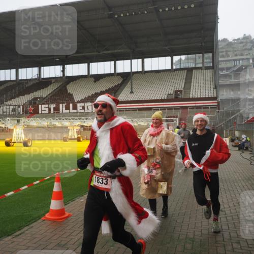 07.12.2025 - St. Pauli X-Mass-Run No. 15 Fabian Wolf http://msf.ph/oto/9372871 07.12.2025 10:12:03 Ziel 756, 1389, 1526, 1687, 1688, 1833, 2177, 2906, 3767, 3870, 3932, 3935, 4658 meine-sportfotos.de