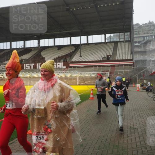 07.12.2025 - St. Pauli X-Mass-Run No. 15 Fabian Wolf http://msf.ph/oto/9372876 07.12.2025 10:12:04 Ziel 756, 1389, 1526, 1687, 1688, 1833, 2177, 2906, 3870, 3932, 3935, 4658 meine-sportfotos.de