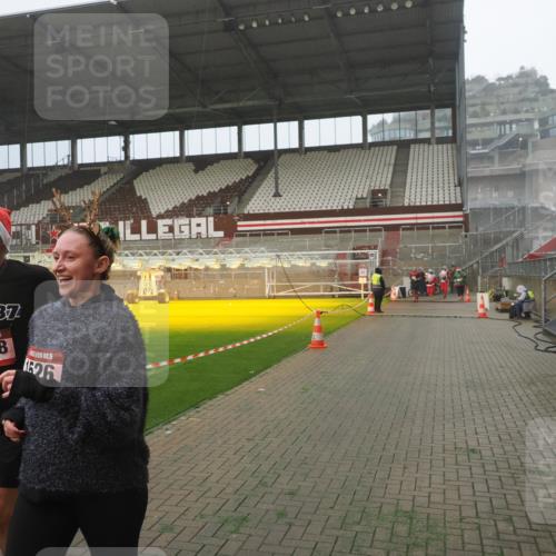 07.12.2025 - St. Pauli X-Mass-Run No. 15 Fabian Wolf http://msf.ph/oto/9372894 07.12.2025 10:12:14 Ziel 1389, 1526, 1833, 2177, 3870, 4658 meine-sportfotos.de