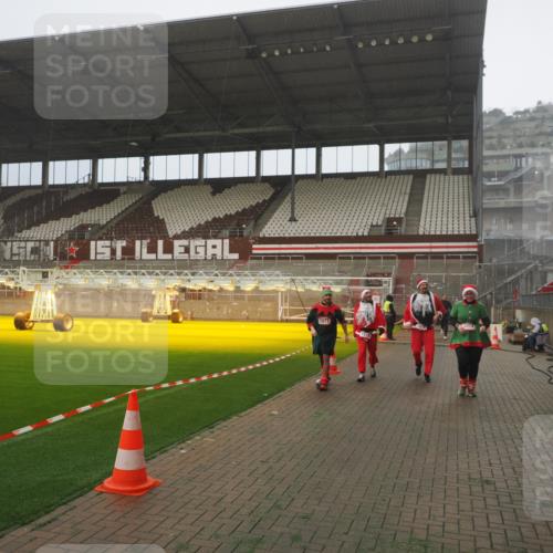 07.12.2025 - St. Pauli X-Mass-Run No. 15 Fabian Wolf http://msf.ph/oto/9372897 07.12.2025 10:12:26 Ziel 1070, 1072, 1074, 1077, 2758, 2760 meine-sportfotos.de