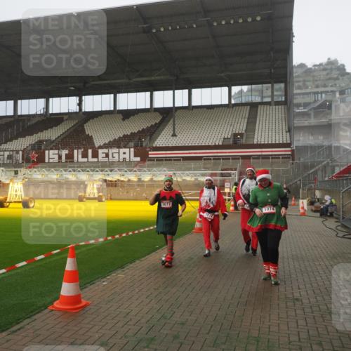 07.12.2025 - St. Pauli X-Mass-Run No. 15 Fabian Wolf http://msf.ph/oto/9372902 07.12.2025 10:12:28 Ziel 1070, 1072, 1074, 1077, 2758, 2760, 2770, 3585 meine-sportfotos.de
