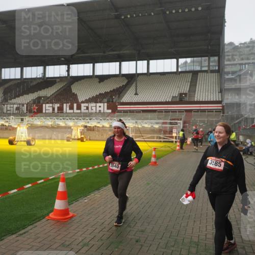 07.12.2025 - St. Pauli X-Mass-Run No. 15 Fabian Wolf http://msf.ph/oto/9372954 07.12.2025 10:12:50 Ziel 9, 18, 938, 2687, 3040, 3428, 3514, 3551, 3557, 3799, 3834, 3836 meine-sportfotos.de