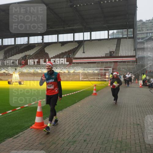 07.12.2025 - St. Pauli X-Mass-Run No. 15 Fabian Wolf http://msf.ph/oto/9372991 07.12.2025 10:13:06 Ziel 80, 1126, 1397, 1733, 2687, 2711, 2712, 3588, 3589, 4487 meine-sportfotos.de