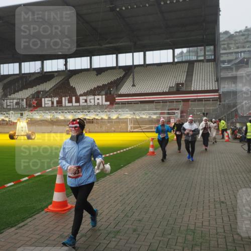 07.12.2025 - St. Pauli X-Mass-Run No. 15 Fabian Wolf http://msf.ph/oto/9373006 07.12.2025 10:13:12 Ziel 1044, 1126, 1397, 1733, 2711, 2712, 3588, 3589, 4081, 4082, 4083, 4664 meine-sportfotos.de
