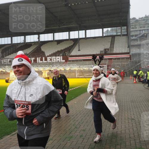 07.12.2025 - St. Pauli X-Mass-Run No. 15 Fabian Wolf http://msf.ph/oto/9373019 07.12.2025 10:13:16 Ziel 1044, 1062, 1126, 1220, 1733, 2711, 2712, 3588, 3589, 4081, 4082, 4083, 4664 meine-sportfotos.de