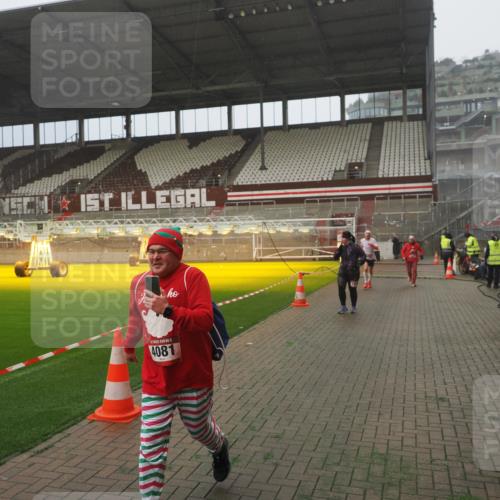 07.12.2025 - St. Pauli X-Mass-Run No. 15 Fabian Wolf http://msf.ph/oto/9373031 07.12.2025 10:13:19 Ziel 1044, 1062, 1126, 1220, 1733, 2711, 3588, 3589, 4081, 4082, 4083, 4664 meine-sportfotos.de
