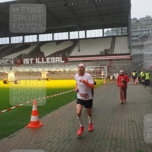 07.12.2025 - St. Pauli X-Mass-Run No. 15 Fabian Wolf http://msf.ph/oto/9373034 07.12.2025 10:13:22 Ziel 1044, 1062, 1126, 1220, 3588, 3589, 4081, 4082, 4083, 4664 meine-sportfotos.de