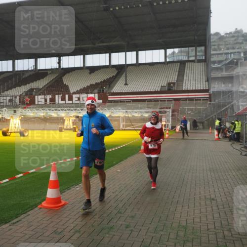 07.12.2025 - St. Pauli X-Mass-Run No. 15 Fabian Wolf http://msf.ph/oto/9373051 07.12.2025 10:13:37 Ziel 88, 970, 1699, 2905 meine-sportfotos.de