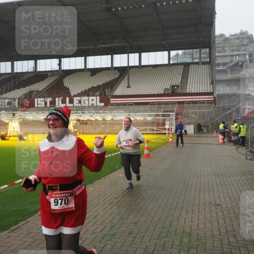 07.12.2025 - St. Pauli X-Mass-Run No. 15 Fabian Wolf http://msf.ph/oto/9373060 07.12.2025 10:13:39 Ziel 88, 970, 1699, 2905 meine-sportfotos.de