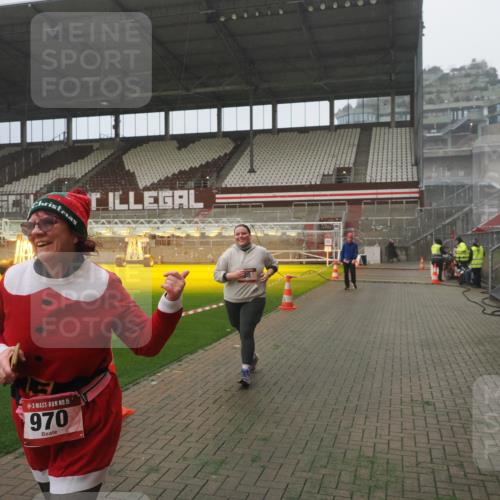 07.12.2025 - St. Pauli X-Mass-Run No. 15 Fabian Wolf http://msf.ph/oto/9373061 07.12.2025 10:13:39 Ziel 88, 970, 1699, 2905 meine-sportfotos.de