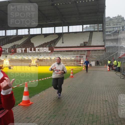 07.12.2025 - St. Pauli X-Mass-Run No. 15 Fabian Wolf http://msf.ph/oto/9373062 07.12.2025 10:13:39 Ziel 88, 970, 1699, 2905 meine-sportfotos.de