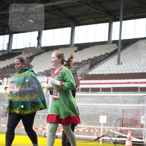 07.12.2025 - St. Pauli X-Mass-Run No. 15 Patografie http://msf.ph/oto/9373080 07.12.2025 11:57:31 Ziel 1327, 2228, 2811, 3444, 3452, 3480, 3847, 3852, 3993, 4125 meine-sportfotos.de