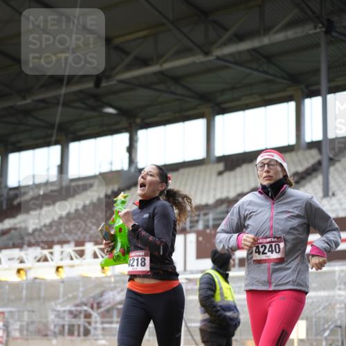 07.12.2025 - St. Pauli X-Mass-Run No. 15 Patografie http://msf.ph/oto/9373090 07.12.2025 11:57:56 Ziel 3801, 3817, 4218, 4240 meine-sportfotos.de