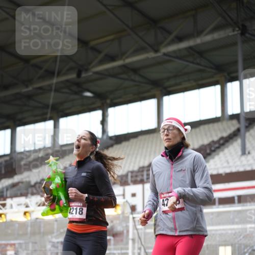 07.12.2025 - St. Pauli X-Mass-Run No. 15 Patografie http://msf.ph/oto/9373091 07.12.2025 11:57:56 Ziel 3801, 3817, 4218, 4240 meine-sportfotos.de