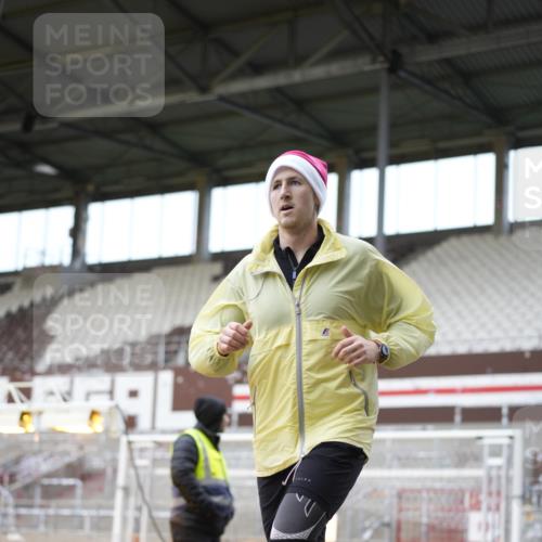 07.12.2025 - St. Pauli X-Mass-Run No. 15 Patografie http://msf.ph/oto/9373092 07.12.2025 11:57:58 Ziel 3801, 3817, 4218, 4240 meine-sportfotos.de