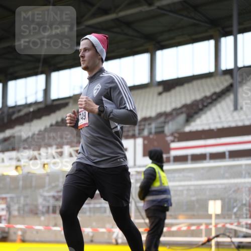 07.12.2025 - St. Pauli X-Mass-Run No. 15 Patografie http://msf.ph/oto/9373124 07.12.2025 11:59:00 Ziel 1777, 4733, 4749 meine-sportfotos.de