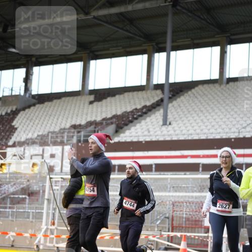 07.12.2025 - St. Pauli X-Mass-Run No. 15 Patografie http://msf.ph/oto/9373135 07.12.2025 11:59:26 Ziel 2627, 2630, 2741, 4242, 4744, 4754, 4790 meine-sportfotos.de
