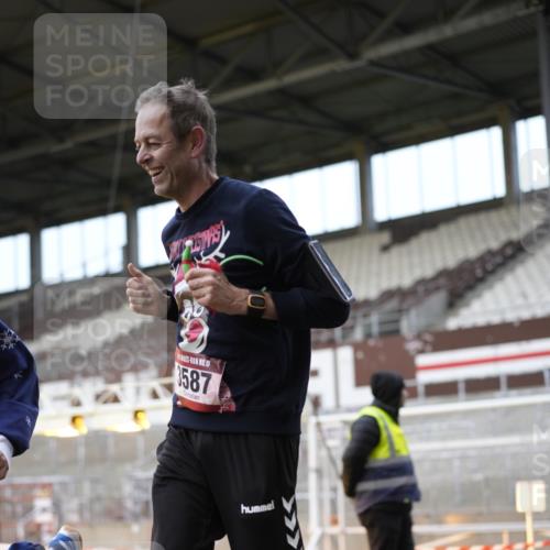 07.12.2025 - St. Pauli X-Mass-Run No. 15 Patografie http://msf.ph/oto/9373181 07.12.2025 12:00:25 Ziel 2264, 2267, 3584, 3587 meine-sportfotos.de