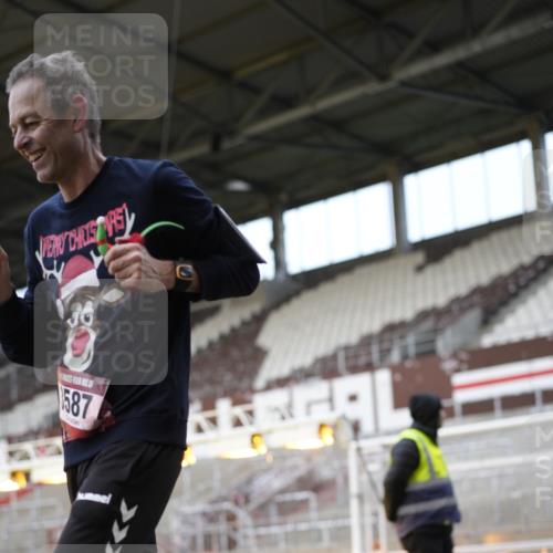 07.12.2025 - St. Pauli X-Mass-Run No. 15 Patografie http://msf.ph/oto/9373183 07.12.2025 12:00:26 Ziel 2264, 2267, 3584, 3587 meine-sportfotos.de