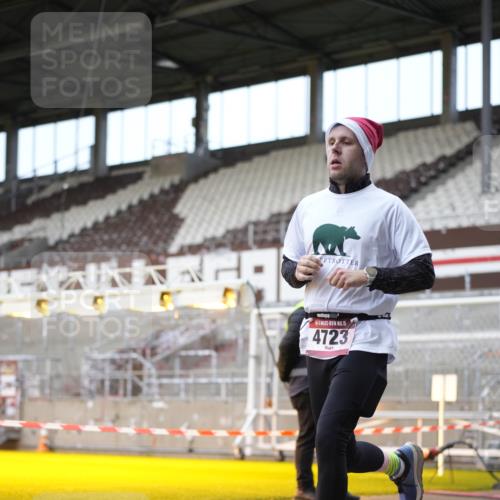 07.12.2025 - St. Pauli X-Mass-Run No. 15 Patografie http://msf.ph/oto/9373185 07.12.2025 12:00:32 Ziel 3584, 3587, 4723 meine-sportfotos.de