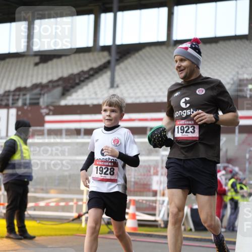 07.12.2025 - St. Pauli X-Mass-Run No. 15 Patografie http://msf.ph/oto/9373232 07.12.2025 12:01:10 Ziel 1635, 1923, 1928, 2463, 3811, 3813, 3992 meine-sportfotos.de