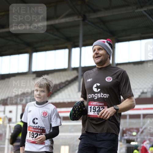 07.12.2025 - St. Pauli X-Mass-Run No. 15 Patografie http://msf.ph/oto/9373234 07.12.2025 12:01:11 Ziel 1635, 1923, 1928, 1932, 2463, 3811, 3813, 3992 meine-sportfotos.de