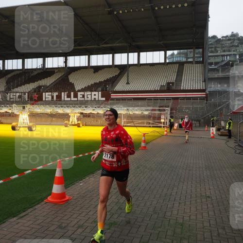 07.12.2025 - St. Pauli X-Mass-Run No. 15 Fabian Wolf http://msf.ph/oto/9373235 07.12.2025 09:51:43 Ziel 1117, 1893, 2178, 2494 meine-sportfotos.de