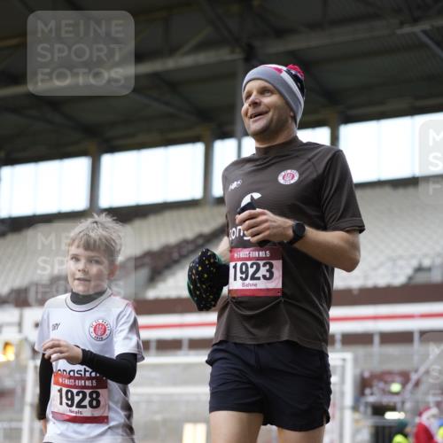 07.12.2025 - St. Pauli X-Mass-Run No. 15 Patografie http://msf.ph/oto/9373236 07.12.2025 12:01:11 Ziel 1635, 1923, 1928, 1932, 2463, 3811, 3813, 3992 meine-sportfotos.de