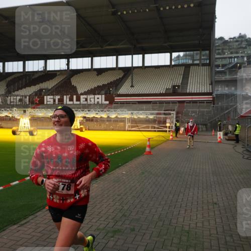 07.12.2025 - St. Pauli X-Mass-Run No. 15 Fabian Wolf http://msf.ph/oto/9373237 07.12.2025 09:51:43 Ziel 1117, 1893, 2178, 2494 meine-sportfotos.de