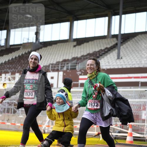 07.12.2025 - St. Pauli X-Mass-Run No. 15 Patografie http://msf.ph/oto/9373238 07.12.2025 12:01:18 Ziel 1923, 1928, 1930, 1932, 3385, 3463, 3531, 3811, 3813, 3990, 3992 meine-sportfotos.de