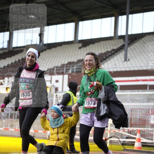 07.12.2025 - St. Pauli X-Mass-Run No. 15 Patografie http://msf.ph/oto/9373240 07.12.2025 12:01:18 Ziel 1923, 1928, 1930, 1932, 3385, 3463, 3531, 3811, 3813, 3990, 3992 meine-sportfotos.de