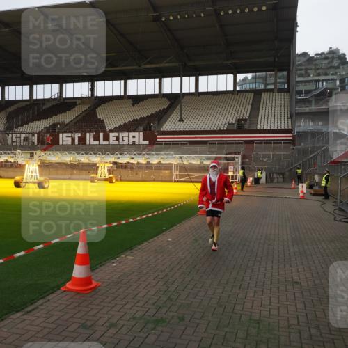 07.12.2025 - St. Pauli X-Mass-Run No. 15 Fabian Wolf http://msf.ph/oto/9373243 07.12.2025 09:51:49 Ziel 1117, 1893, 2178, 2494 meine-sportfotos.de