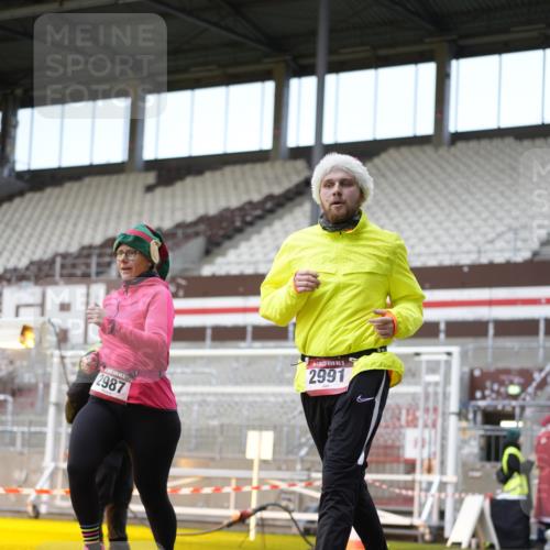 07.12.2025 - St. Pauli X-Mass-Run No. 15 Patografie http://msf.ph/oto/9373250 07.12.2025 12:01:24 Ziel 1786, 1923, 1928, 1930, 1932, 2987, 2991, 3385, 3463, 3531, 3990 meine-sportfotos.de