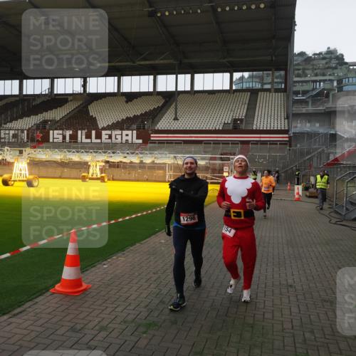 07.12.2025 - St. Pauli X-Mass-Run No. 15 Fabian Wolf http://msf.ph/oto/9373262 07.12.2025 09:52:25 Ziel 154, 195, 1296, 2034 meine-sportfotos.de